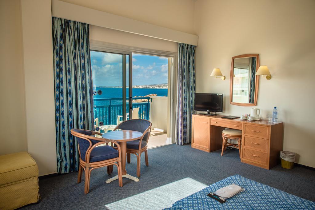 Cynthiana Beach Hotel Paphos Room photo